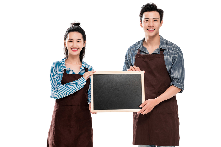 年轻的餐厅服务员展示公告信息 年轻的餐厅服务员展示公告信息