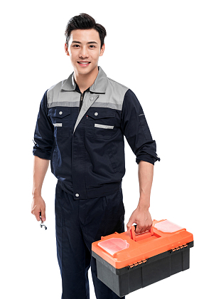 青年男修理工拿着工具图片