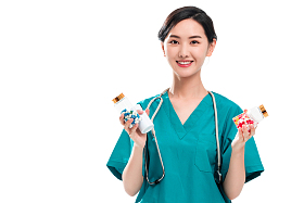 青年女医生拿着药瓶照片
