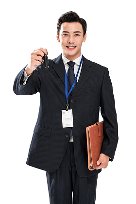 拿着汽车钥匙的青年销售人员图片