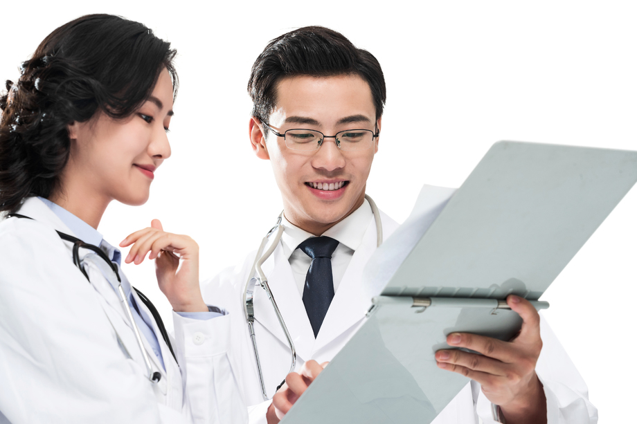 两位青年医生拿着病历讨论 两位青年医生拿着病历讨论