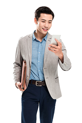 看手机的青年商务男士照片