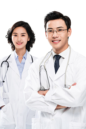 自信的两位青年医生图片