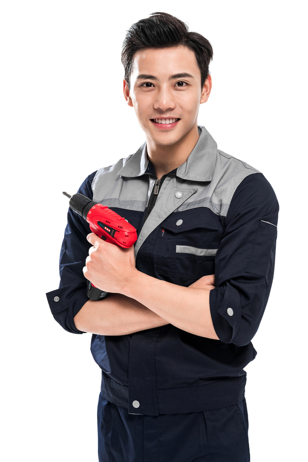 青年男修理工拿着工具照片