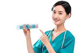 青年女医生拿着药盒图片