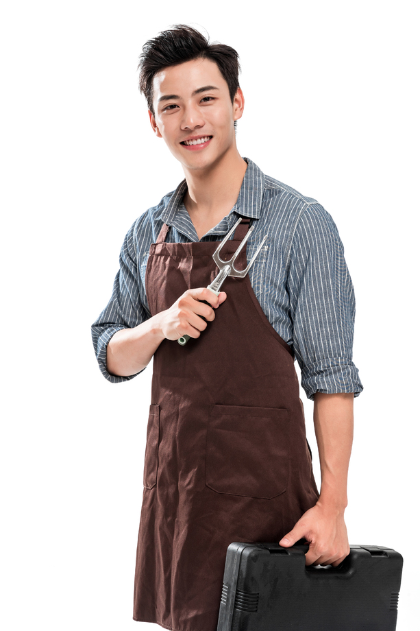 青年男修理工拿着工具图片 青年男修理工拿着工具图片