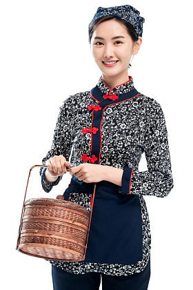 拿着篮子的餐厅服务员
