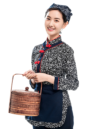 拿着篮子的餐厅服务员图片