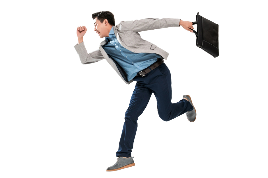 拿手提包奔跑的青年商务男士图片 拿手提包奔跑的青年商务男士图片