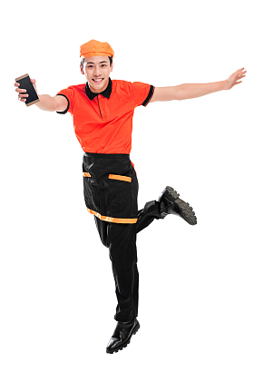 拿着手机的青年餐厅服务员