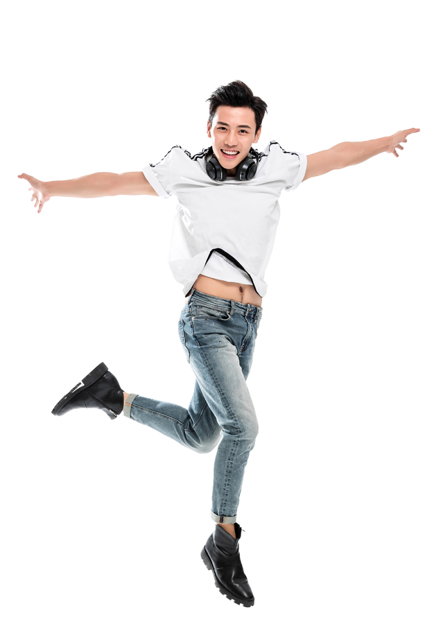 快乐跳跃的男青年图片 快乐跳跃的男青年图片