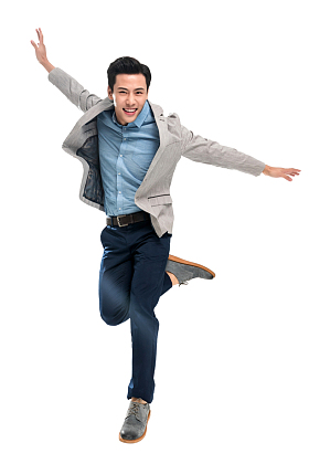 快乐跳跃的青年商务男士