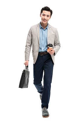 拿着咖啡杯的年轻商务男士图片