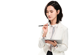 使用平板电脑的年轻女白领图片