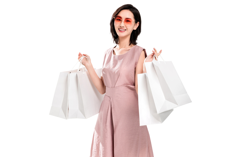 青年女性快乐购物