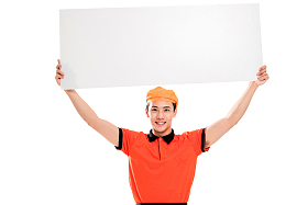 高举白板的青年餐厅服务员