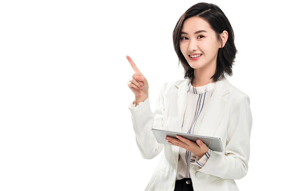 拿着平板电脑的年轻女白领图片