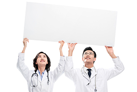 高举白板的青年医生图片