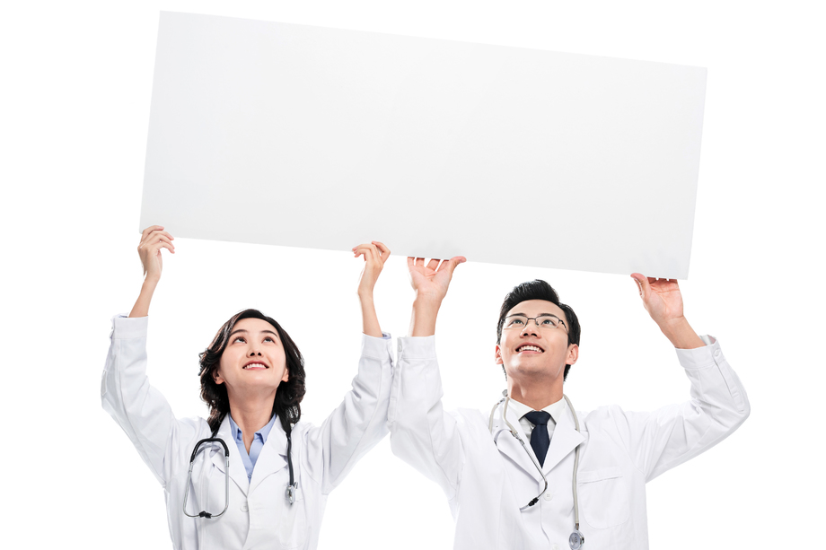 高举白板的青年医生图片 高举白板的青年医生图片