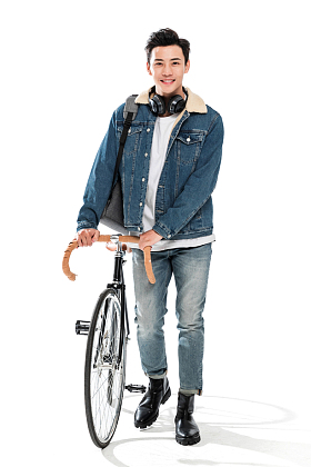 推着自行车的青年大学生照片