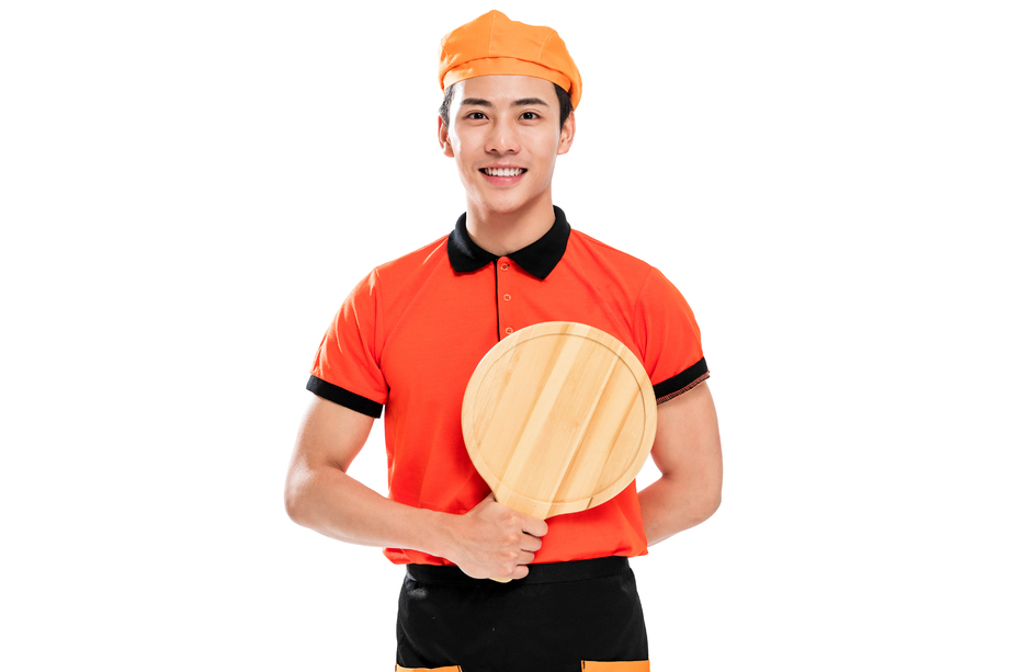 自信的年轻披萨店服务员 自信的年轻披萨店服务员