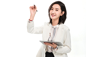 使用平板电脑的年轻女白领照片