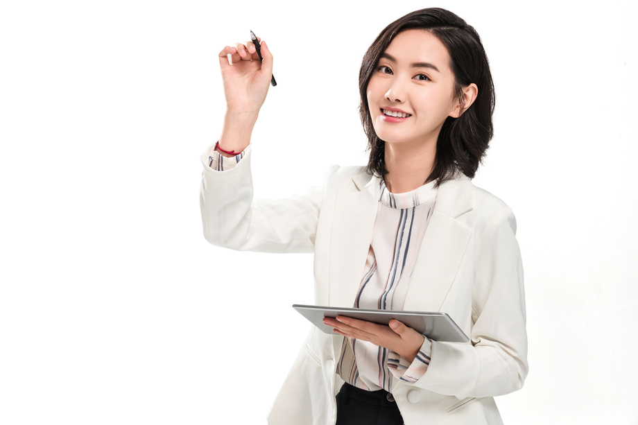 使用平板电脑的年轻女白领照片 使用平板电脑的年轻女白领照片