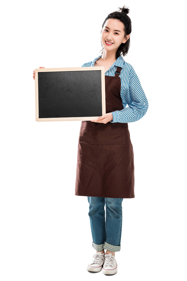 年轻的餐厅服务员展示公告信息 年轻的餐厅服务员展示公告信息