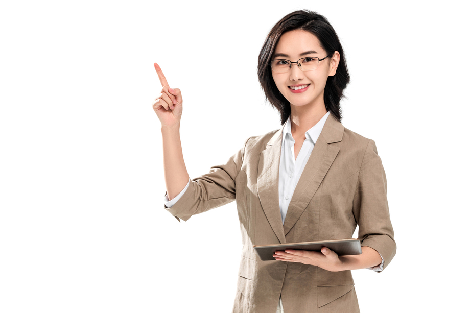 青年女教师拿着平板电脑图片