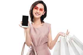 青年女性快乐购物照片