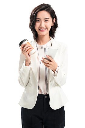 拿着咖啡杯的年轻商务女士