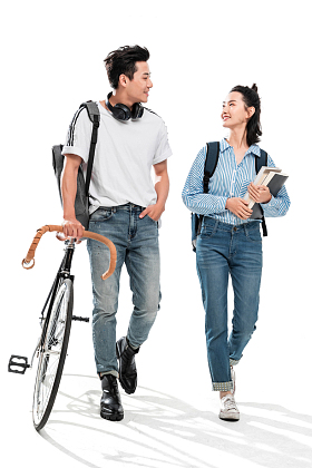 边走路边说话的青年大学生