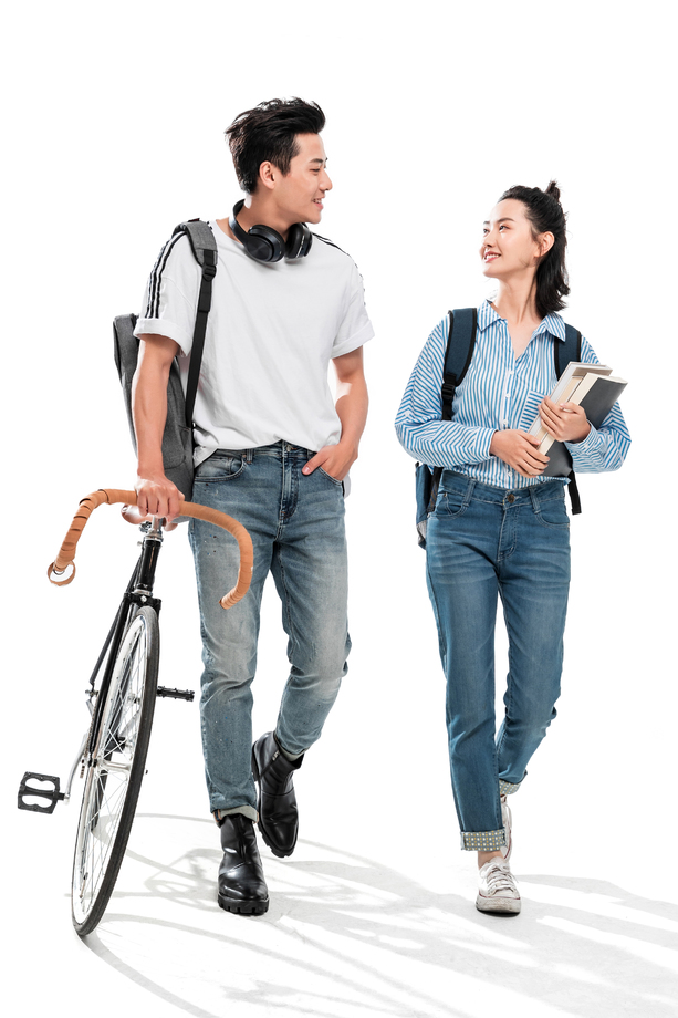 边走路边说话的青年大学生 边走路边说话的青年大学生