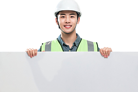 戴着安全帽的青年工程师图片