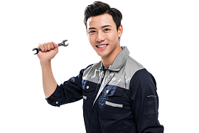 青年男修理工拿着工具