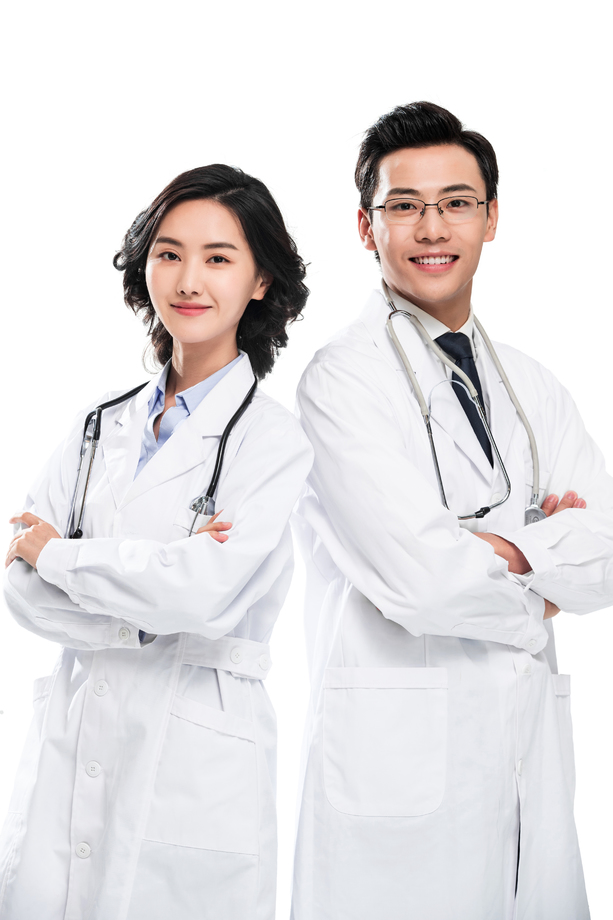 自信的两位青年医生照片