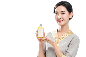 美容院里的青年美容师