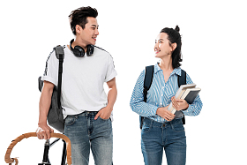 边走路边说话的青年大学生图片