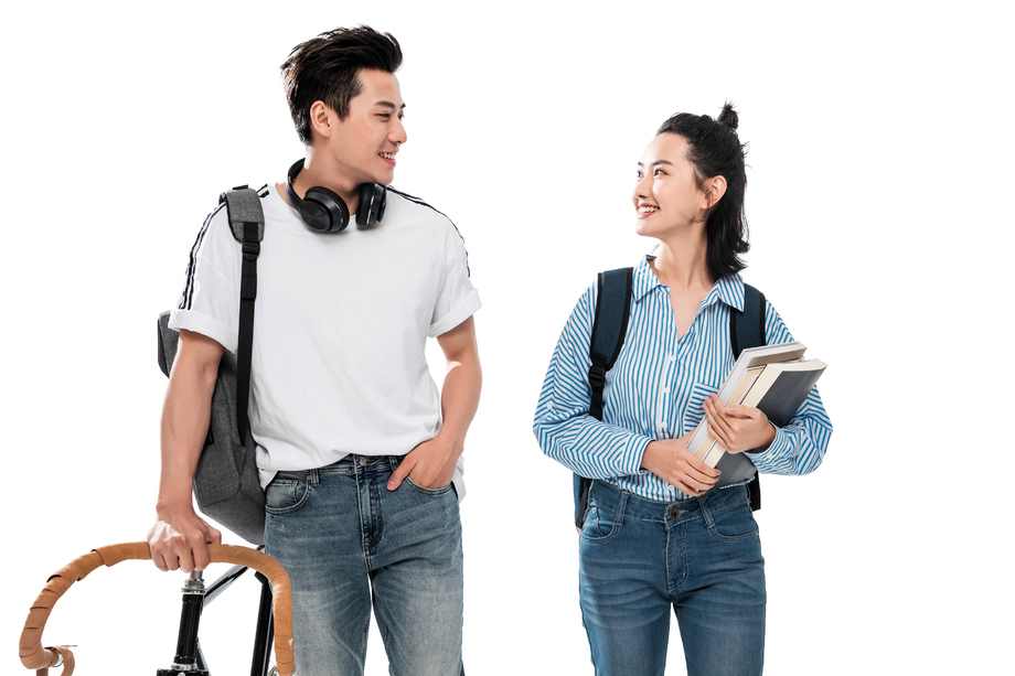 边走路边说话的青年大学生图片