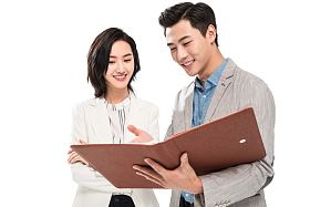 青年商务团队看文件讨论工作