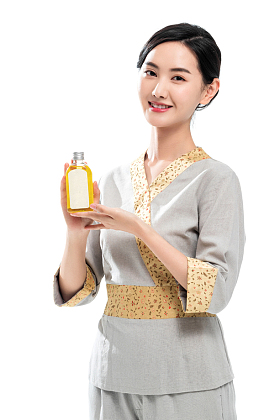 美容院里的青年美容师图片