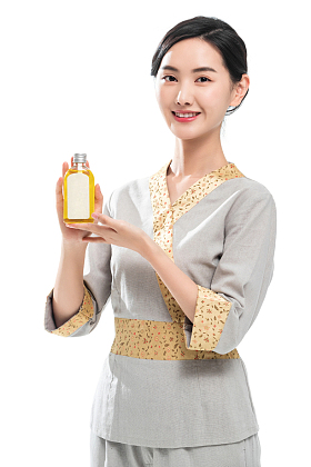 美容院里的青年美容师图片