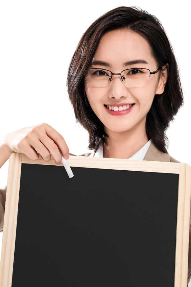 青年女教师拿着黑板