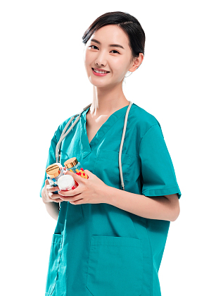 青年女医生拿着药瓶