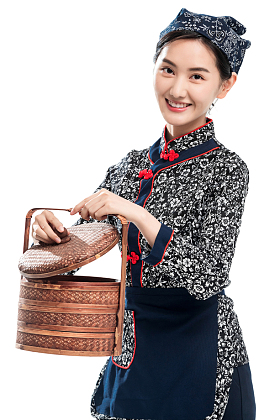 拿着篮子的餐厅服务员