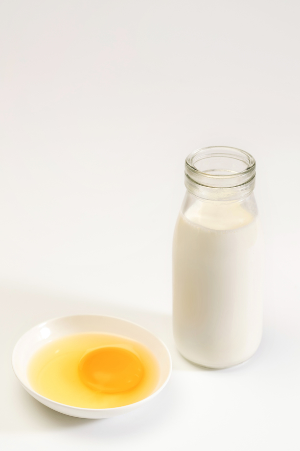 玻璃瓶牛奶和鸡蛋图片
