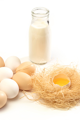 玻璃瓶牛奶和鸡窝里的鸡蛋图片