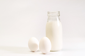 玻璃瓶牛奶和鸡蛋图片