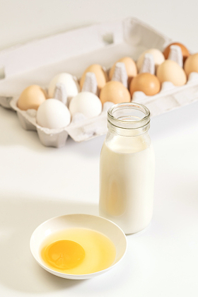 健康食材鸡蛋和牛奶