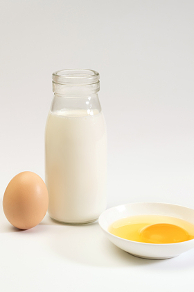 营养早餐鸡蛋和牛奶图片